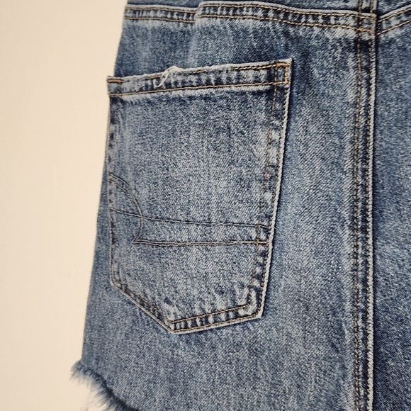 American Eagle Tomgirl distressed denim shorts 8 - Picture 4 of 16